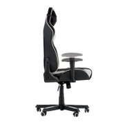 Zijaanzicht van een gamingstoel met verstelbare armleuningen en een ergonomisch ontwerp.
