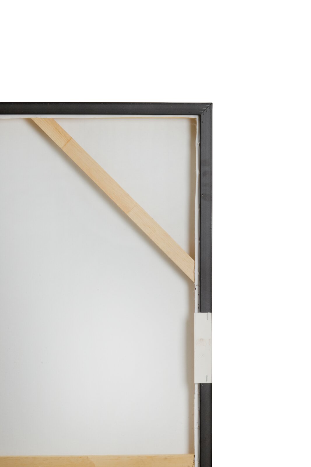 Detailansicht der Rückseite einer gerahmten Leinwand mit schwarzem Rahmen und stabilisierender Holzstrebe