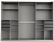 Innenansicht eines dreitürigen Schwebetürenschranks mit mehreren Regalböden, Schubladen und einer Kleiderstange, frontal betrachtet.