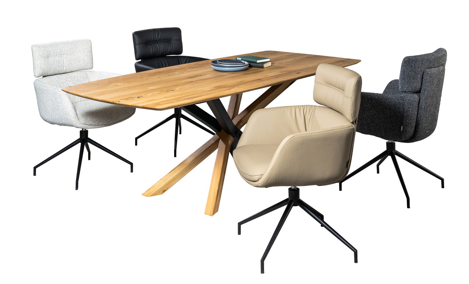 Moderner Esstisch aus Holz mit X-förmigem Gestell, umgeben von vier stilvollen Stühlen in verschiedenen Farben, seitliche Perspektive.