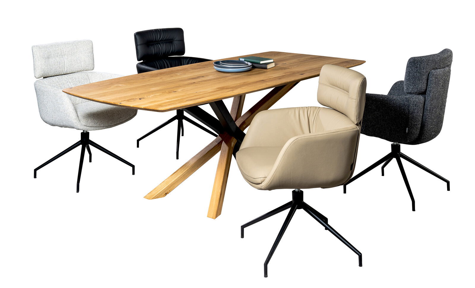 Moderner Esstisch aus Holz mit X-förmigem Gestell, umgeben von vier stilvollen Stühlen in verschiedenen Farben, seitliche Perspektive.