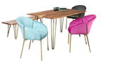 Esszimmer mit einem Holztisch und vier bunten Sesseln in Türkis, Pink und Grau, aus der Perspektive von vorne.