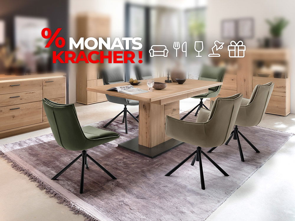 Moderner Essbereich mit Holztisch, sechs gepolsterten Stühlen in Grün- und Beigetönen, Sideboards und Teppich, Werbebanner „Monatskracher“