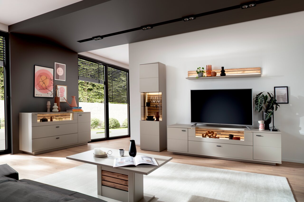 Moderne Wohnzimmermöbel mit Sideboard, Highboard und Wandboard in heller Holzoptik, seitliche Perspektive