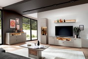 Moderne woonkamermeubels met dressoir, hoog dressoir en wandkast in lichte houtlook, zijaanzicht