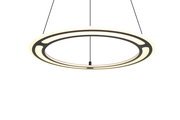 Moderne runde Pendelleuchte aus der Seitenperspektive, mit einem eleganten, offenen Design und warmem Licht.