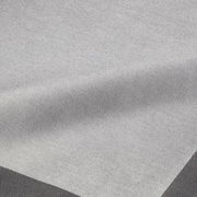 Nahaufnahme einer platinfarbenen Serviette mit feiner Textur, perspektivisch von oben fotografiert.