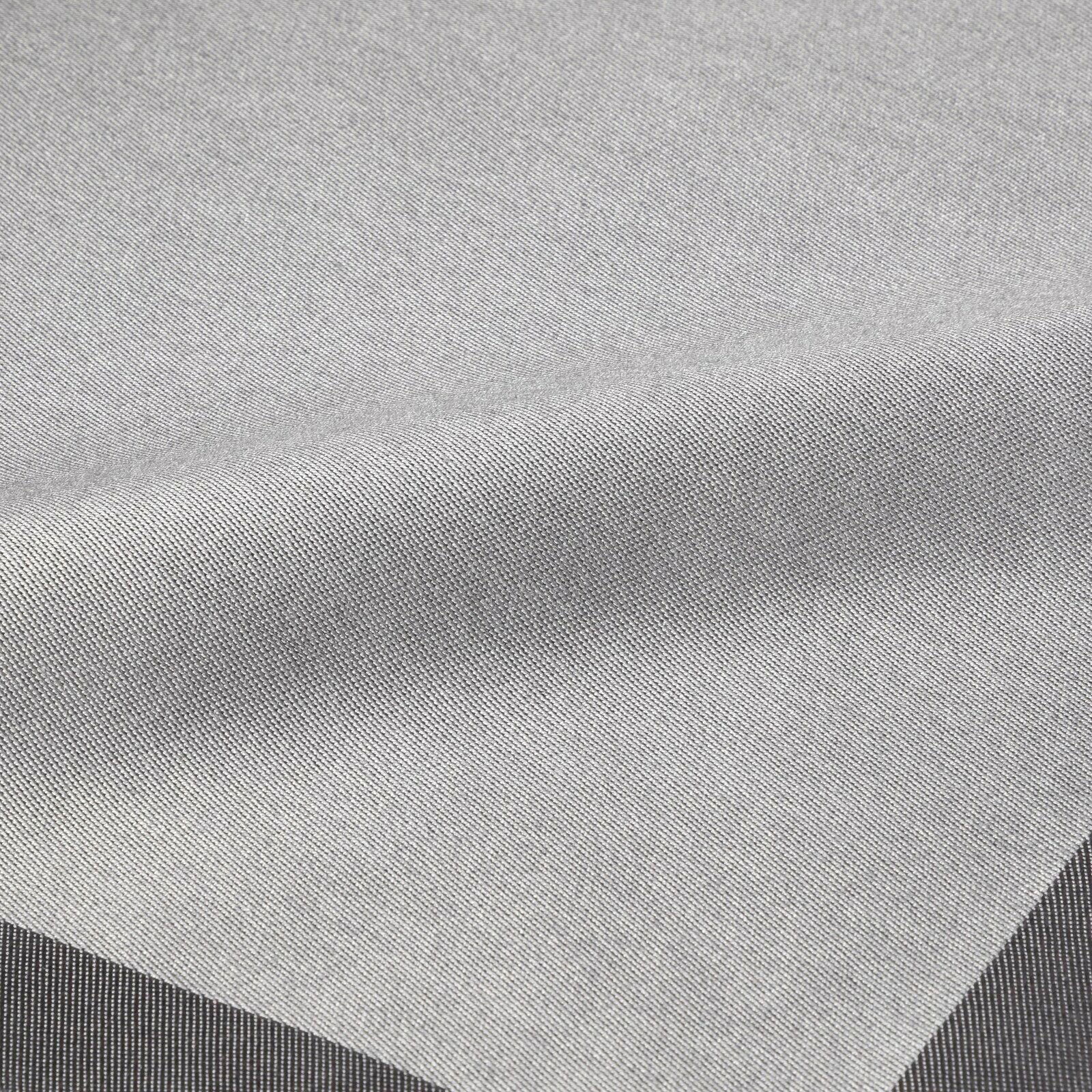 Nahaufnahme einer platinfarbenen Serviette mit feiner Textur, perspektivisch von oben fotografiert.