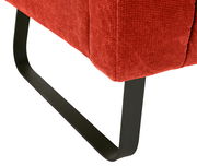 Nahaufnahme einer roten 2er-Sitzbank mit schwarzem Metallgestell, seitliche Perspektive