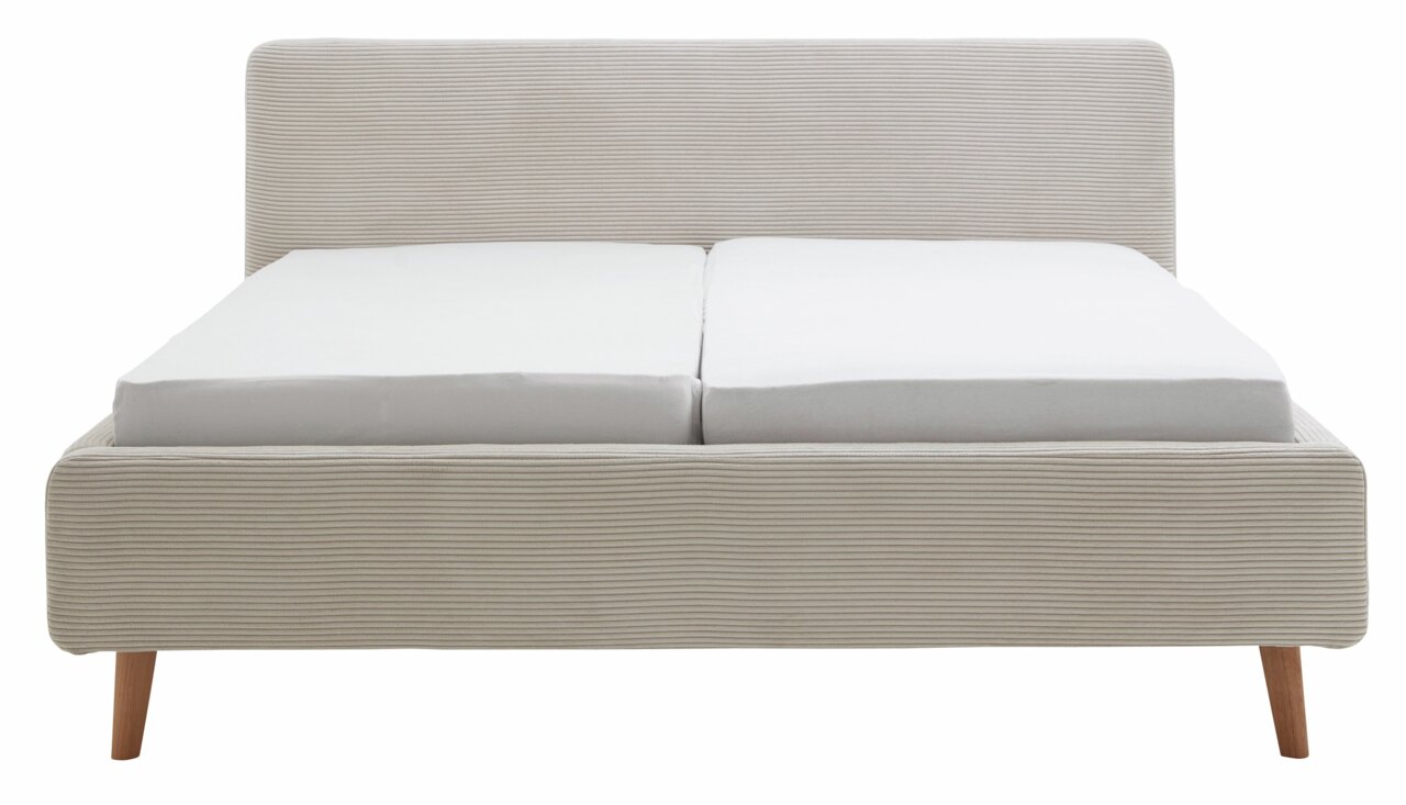 Frontale Ansicht eines Polsterbettgestells mit hellgrauem Stoffbezug und Holzbeinen.