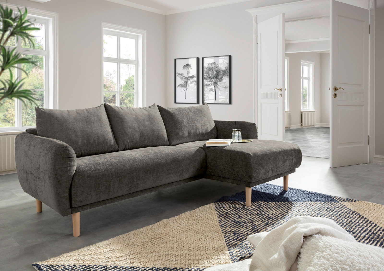 Z2 Ecksofa POWER Graues Ecksofa mit Holzfüßen in einem modernen Wohnzimmer, seitliche Perspektive.