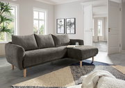 Graues Ecksofa mit Holzfüßen in einem modernen Wohnzimmer, seitliche Perspektive.