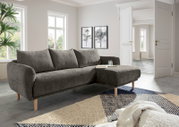 Graues Ecksofa mit Holzfüßen in einem modernen Wohnzimmer, seitliche Perspektive.