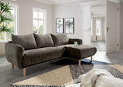 Graues Ecksofa mit Holzfüßen in einem modernen Wohnzimmer, seitliche Perspektive.