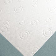 Nahaufnahme eines Funktionssofas mit weißem, gemustertem Stoff und blauer Polsterung, von oben betrachtet.