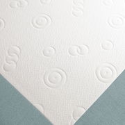 Nahaufnahme eines Funktionssofas mit weißem, gemustertem Stoff und blauer Polsterung, von oben betrachtet.