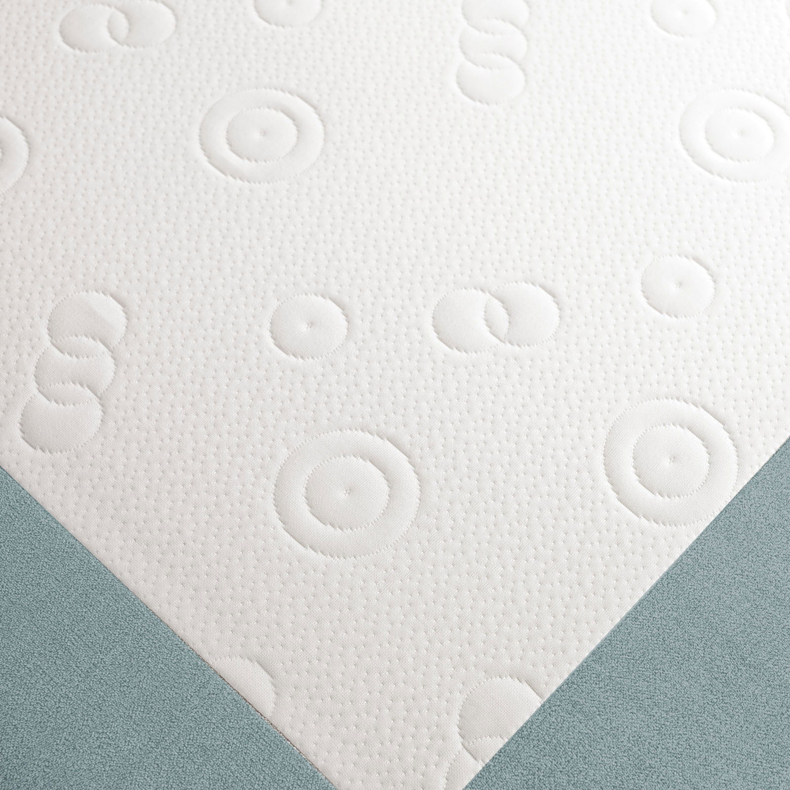 Nahaufnahme eines Funktionssofas mit weißem, gemustertem Stoff und blauer Polsterung, von oben betrachtet.