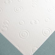 Nahaufnahme eines Funktionssofas mit weißem, gemustertem Stoff und blauer Polsterung, von oben betrachtet.