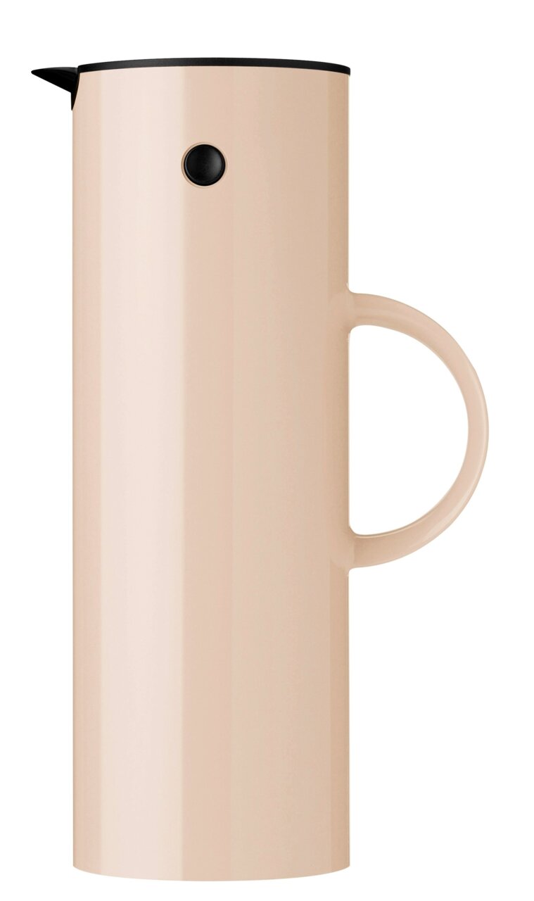 Stelton Isolierkanne Seitenansicht der EM77 Isolierkanne, 1L, in der Farbe Weizen mit schwarzem Deckel und Ausguss.
