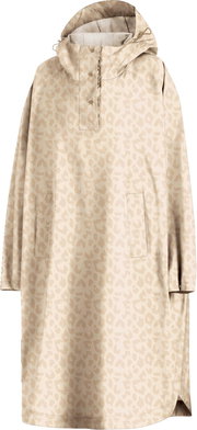 Beiger Regenponcho mit Kapuze und dezentem Muster, Druckknopf-Leiste am Kragen und zwei Fronttaschen, Vorderansicht.