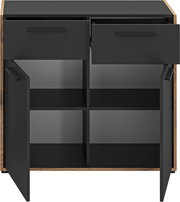 Schwarzer Badezimmerschrank/Waschtischunterschrank mit Holzrahmen, zwei Schubladen oben und zwei geöffneten Türen mit Innenfächern, Frontansicht leicht von oben