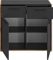 Schwarzer Badezimmerschrank/Waschtischunterschrank mit Holzrahmen, zwei Schubladen oben und zwei geöffneten Türen mit Innenfächern, Frontansicht leicht von oben