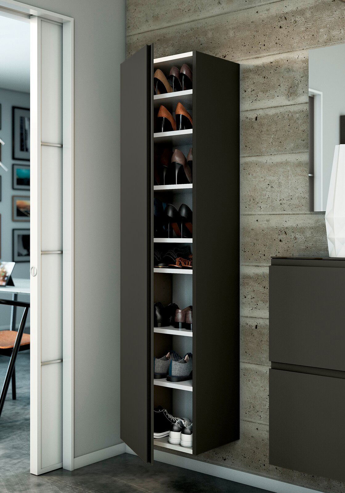 Moderano Hänge-Garderobenschrank LECCO Moderner Hänge-Garderobenschrank in dunklem Design, gefüllt mit Schuhen, an einer Betonwand montiert. Perspektive von vorne links.