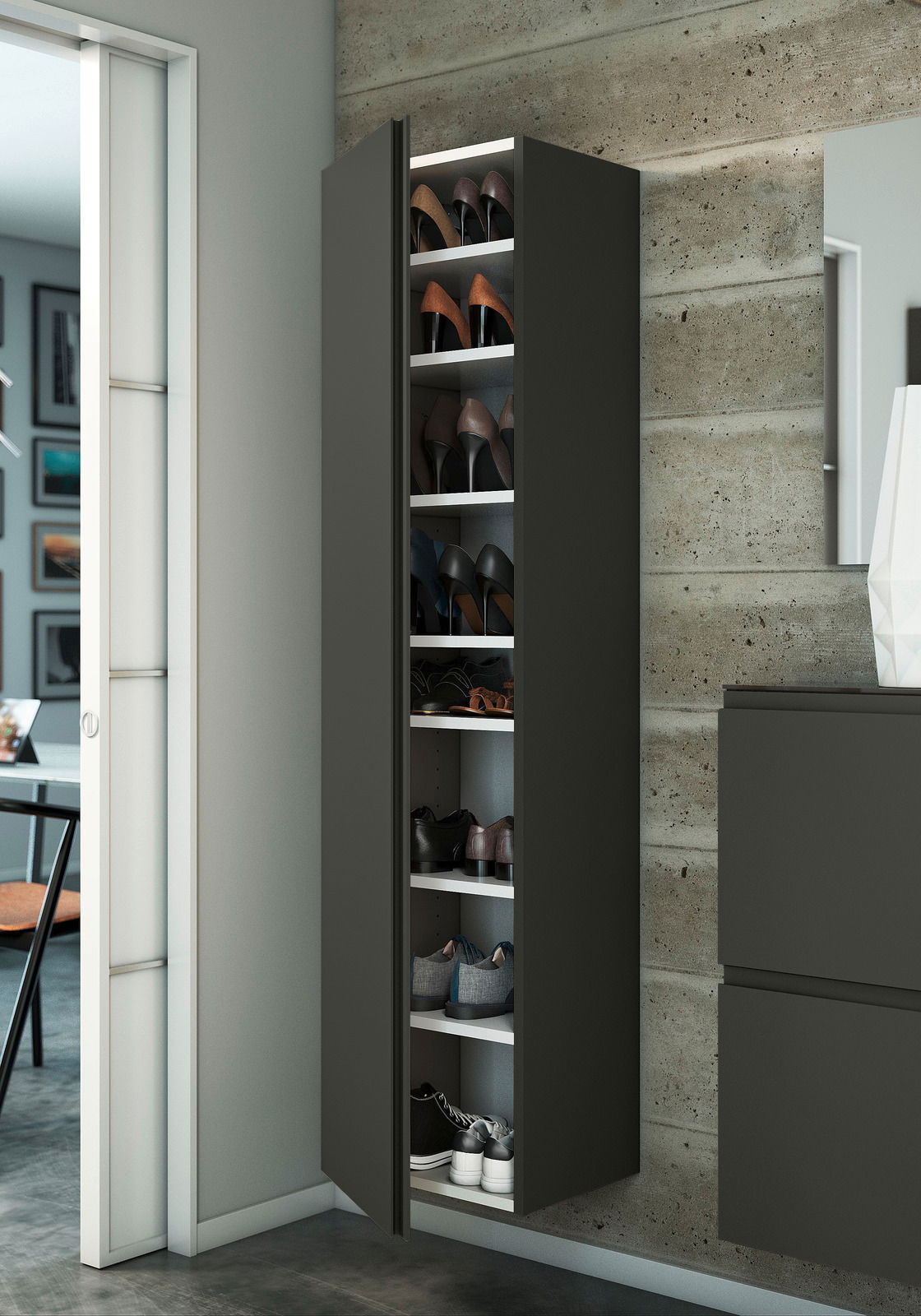 Moderano Hänge-Garderobenschrank LECCO Moderner Hänge-Garderobenschrank in dunklem Design, gefüllt mit Schuhen, an einer Betonwand montiert. Perspektive von vorne links.
