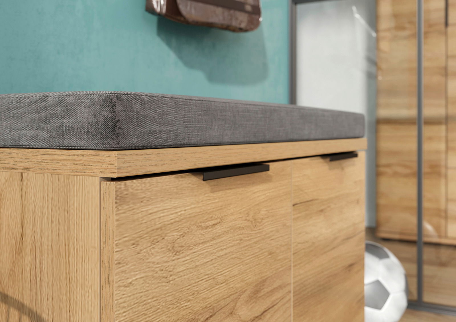 Nahaufnahme einer Schuhbank aus Holz mit grauem Polster, seitliche Perspektive.