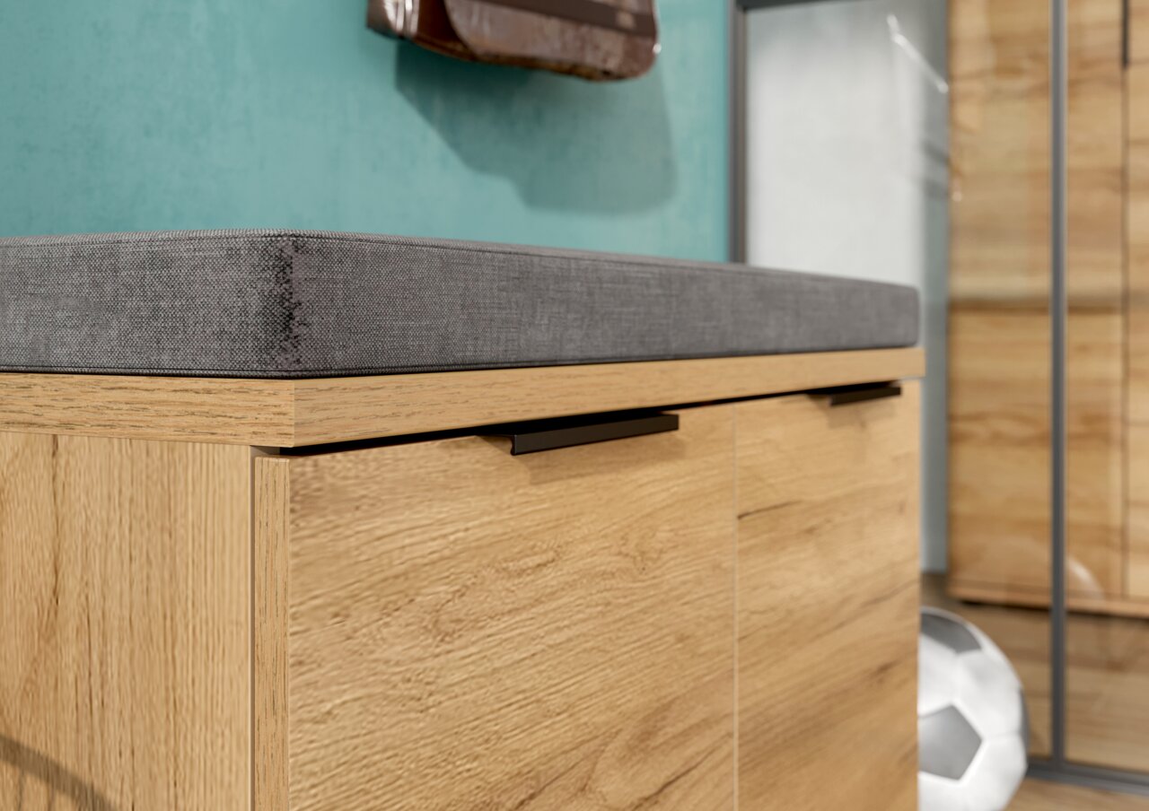 Nahaufnahme einer Schuhbank aus Holz mit grauem Polster, seitliche Perspektive.