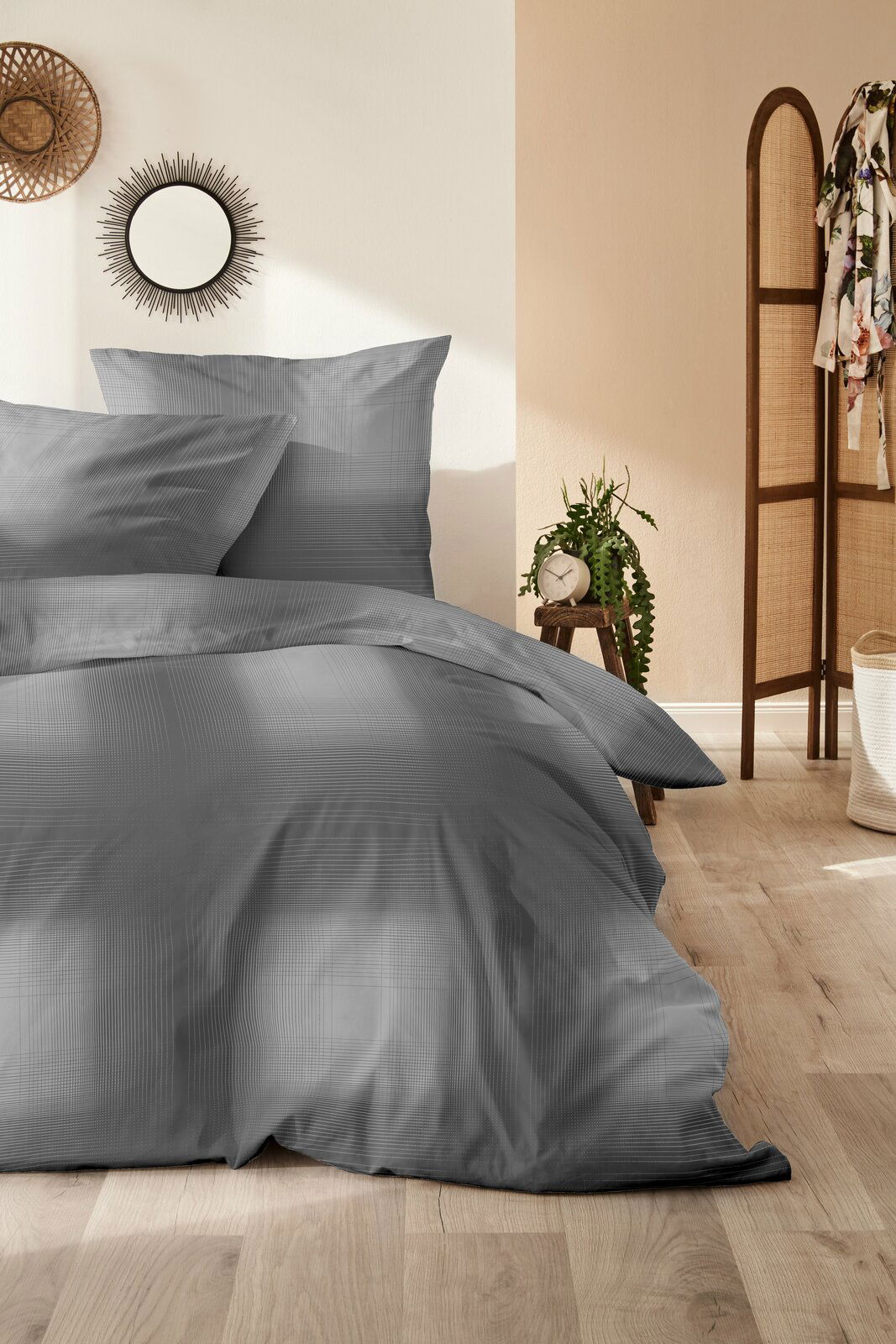 Graue Bettwäsche 135x200cm in einem gemütlichen Schlafzimmer, seitliche Perspektive