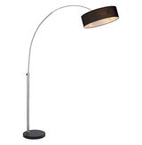 Moderne Stehleuchte mit gebogenem Arm und schwarzem Lampenschirm, seitliche Perspektive
