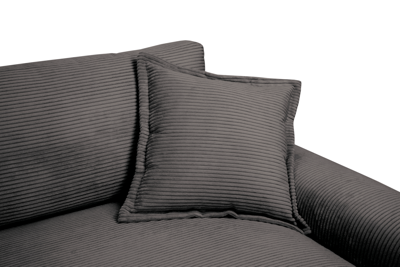 Nahaufnahme eines grauen Big-Sofas mit geripptem Stoffbezug und passendem Kissen, seitliche Perspektive