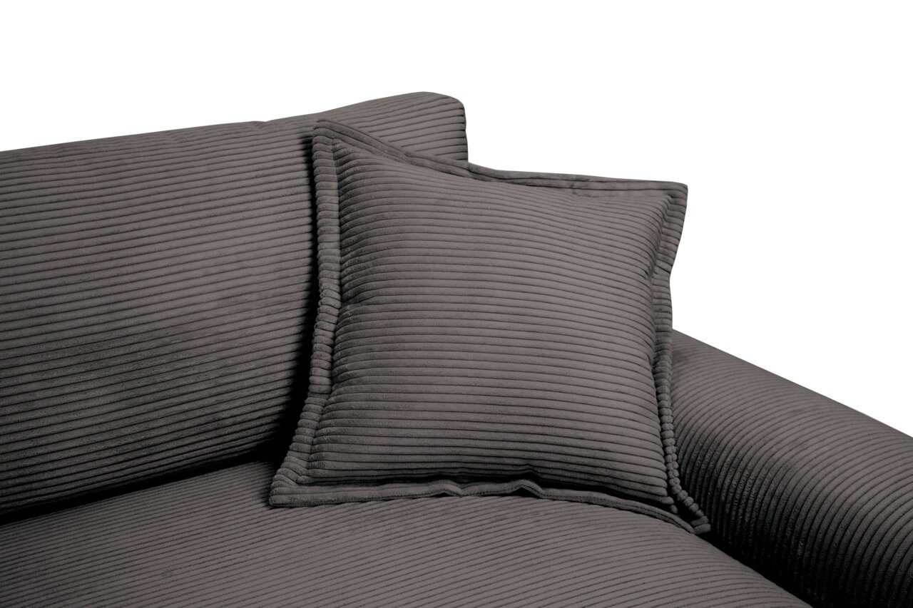 Nahaufnahme eines grauen Big-Sofas mit geripptem Stoffbezug und passendem Kissen, seitliche Perspektive