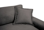 Nahaufnahme eines grauen Big-Sofas mit geripptem Stoffbezug und passendem Kissen, seitliche Perspektive