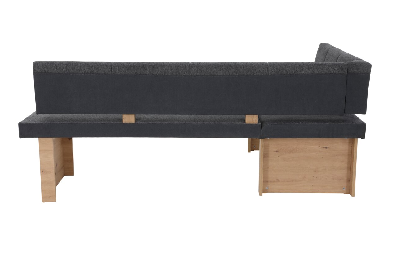 Achterkant van een moderne hoekbank met grijze stoffen bekleding en houten poten.