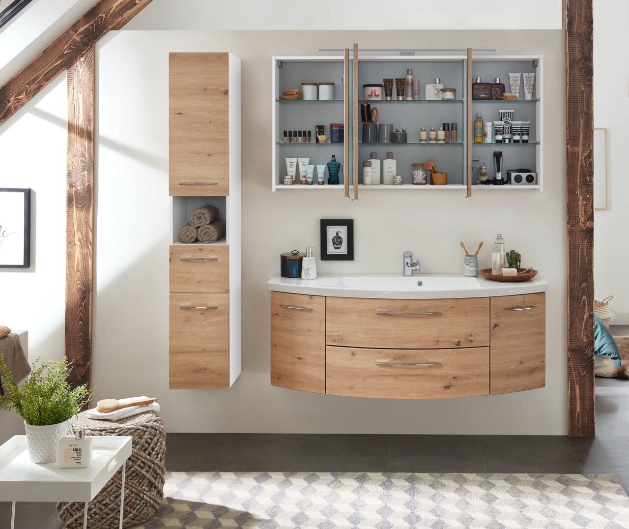 Moderne badkamercombinatie in houtlook met wastafel, hangkast en spiegel, gefotografeerd vanaf de voorkant.
