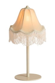 Klassieke tafellamp met crèmekleurige stoffen kap en decoratieve franjes, zijaanzicht