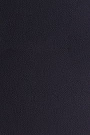 Nahaufnahme einer dunkelblauen, strukturierten Lederoberfläche, von oben betrachtet.