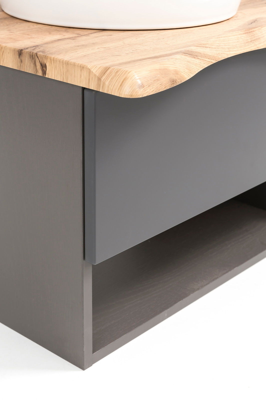 Nahaufnahme eines modernen Waschtisch-Sets mit einer eleganten Holzoberfläche und einem grauen Unterschrank, seitliche Perspektive.