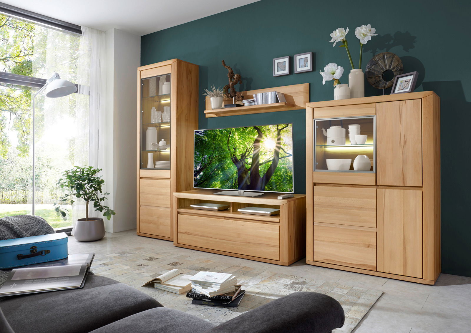 Moderne Wandkombination aus Holz mit Vitrinen und TV-Schrank, frontal fotografiert in einem hellen Wohnzimmer.