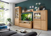 Moderne Wandkombination aus Holz mit Vitrinen und TV-Schrank, frontal fotografiert in einem hellen Wohnzimmer.