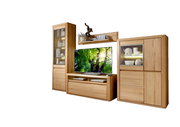 Moderne Wandkombination aus Holz mit Vitrinen und TV-Schrank, frontal fotografiert in einem hellen Wohnzimmer.