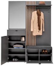 Kompaktgarderobe in Frontalansicht mit Spiegel, Kleiderhaken, Ablagefächern und Sitzbank, dekoriert mit Hut, Schal und Schuhen.