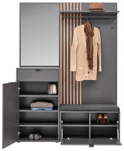 Kompaktgarderobe in Frontalansicht mit Spiegel, Kleiderhaken, Ablagefächern und Sitzbank, dekoriert mit Hut, Schal und Schuhen.