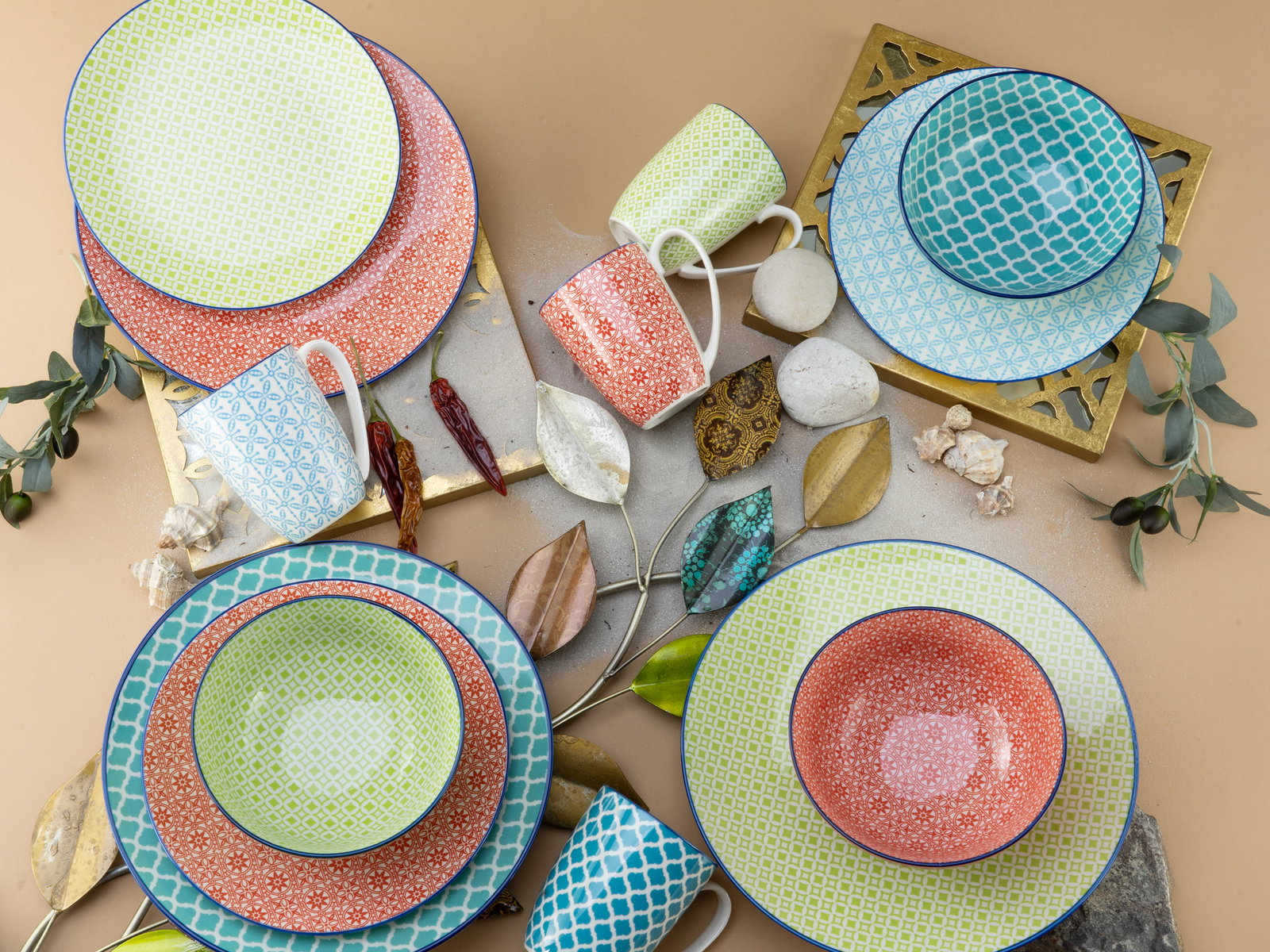 Creatable Kombiservice 16-tlg MEDITERRAN Bunte Geschirrkollektion aus Tellern, Schalen und Tassen mit verschiedenen Mustern in einer stilvollen Anordnung von oben betrachtet.