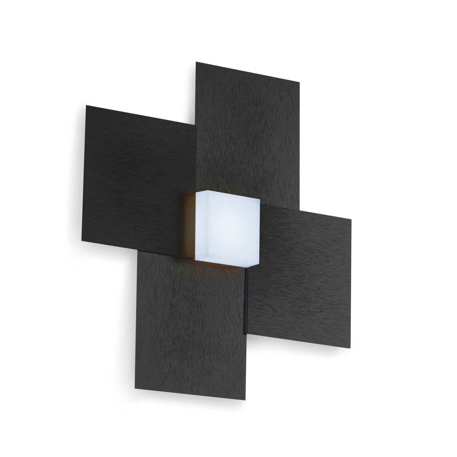 Moderne geometrische Wandleuchte mit vier überkreuz angeordneten schwarzen Paneelen in Holzoptik und zentralem weißem, würfelförmigem Leuchtkörper, aus schräger Vorderansicht gezeigt