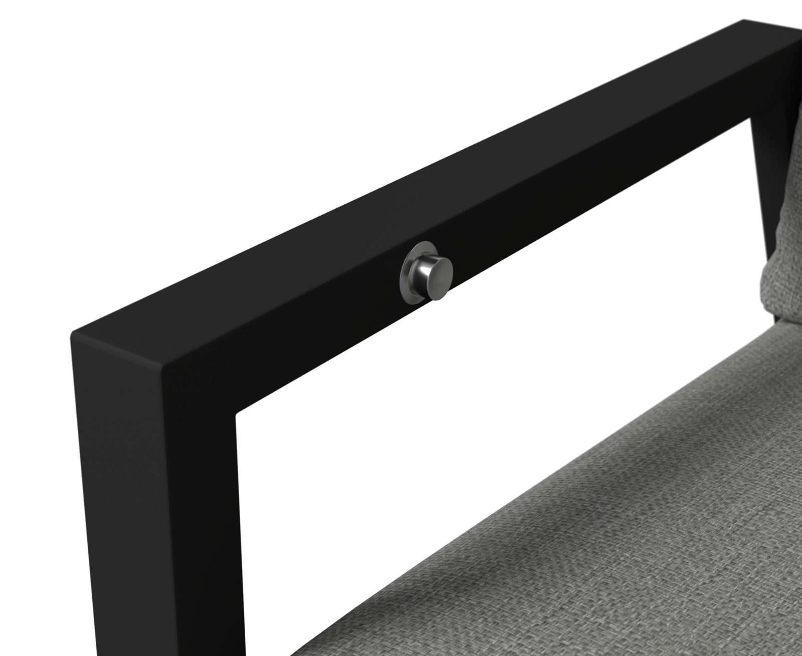 Nahaufnahme einer schwarzen Metallarmlehne mit silbernem Knopf und grauem Stoffbezug, seitliche Perspektive.