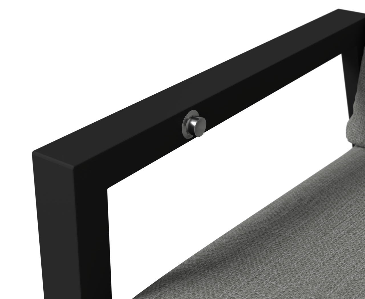 Nahaufnahme einer schwarzen Metallarmlehne mit silbernem Knopf und grauem Stoffbezug, seitliche Perspektive.