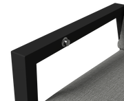 Nahaufnahme einer schwarzen Metallarmlehne mit silbernem Knopf und grauem Stoffbezug, seitliche Perspektive.